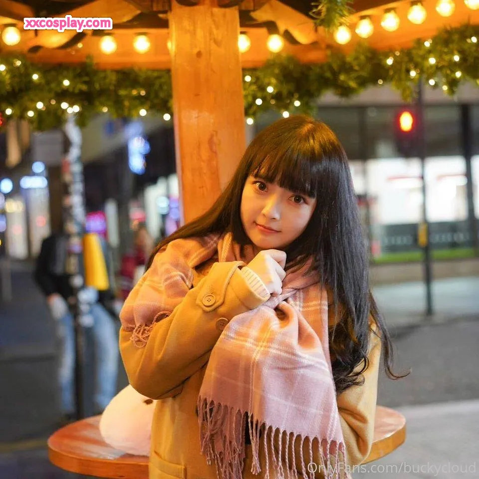 Yizhi Yunshao's Outdoor School Uniform Tease